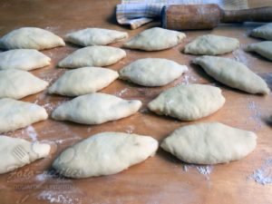 Дріжджові пиріжки з рибою, рисом і грибами на сковороже   фото рецепт