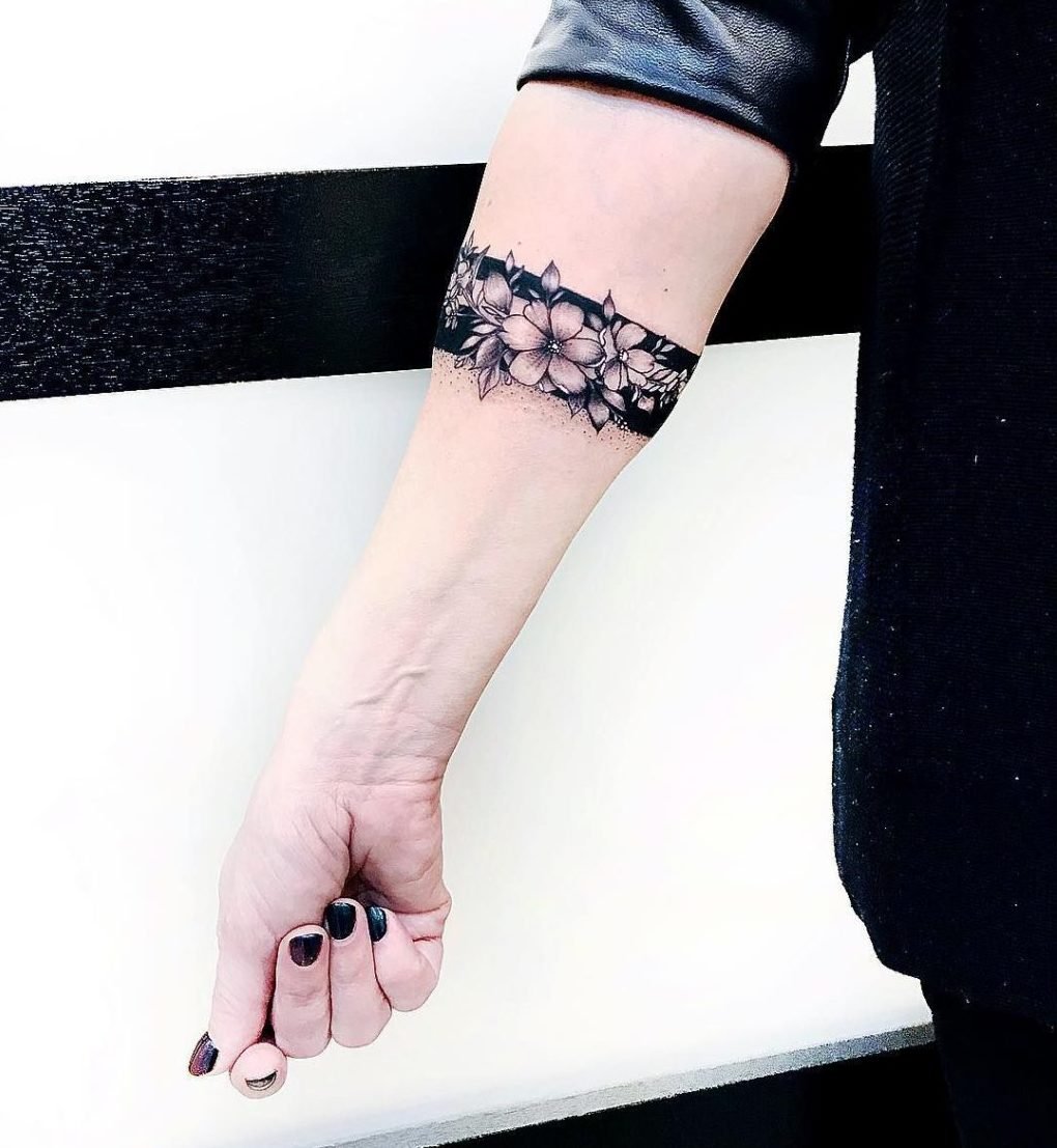 Жіночі тату в чорно білому варіанті кращі ідеї! (68 фото) Жіночі тату в чорно білому варіанті кращі ідеї! (68 фото)