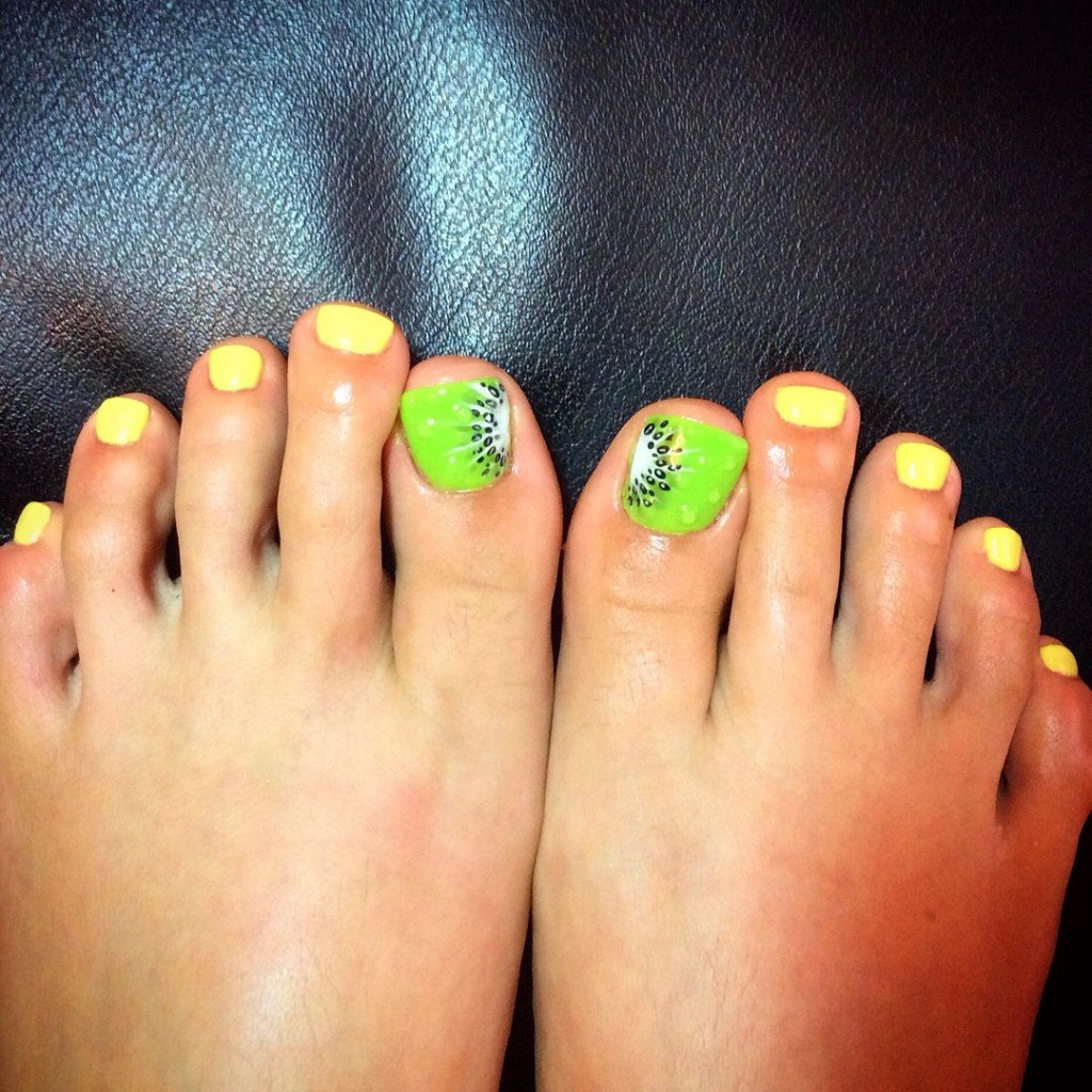 Яскравий літній педикюр 2020 року:модні тренди та новинки (102 фото) Яскравий літній педикюр 2020 року:модні тренди та новинки (102 фото)