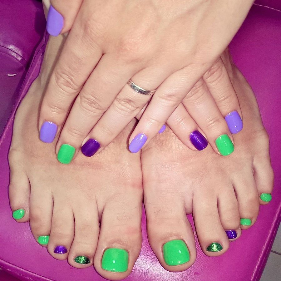 Яскравий літній педикюр 2020 року:модні тренди та новинки (102 фото) Яскравий літній педикюр 2020 року:модні тренди та новинки (102 фото)