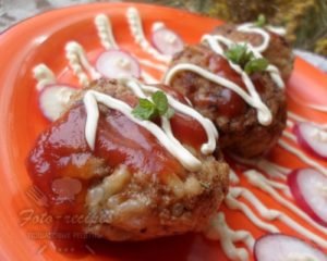 Як приготувати тефтелі з фаршу з рисом на сковороді