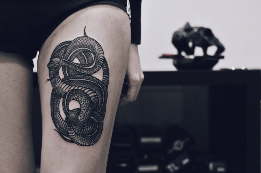 Жіночі тату в чорно білому варіанті кращі ідеї! (68 фото) Жіночі тату в чорно білому варіанті кращі ідеї! (68 фото)