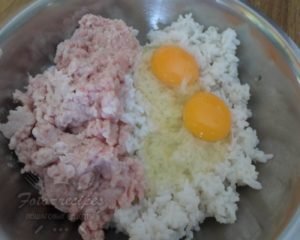 Як приготувати тефтелі з фаршу з рисом на сковороді