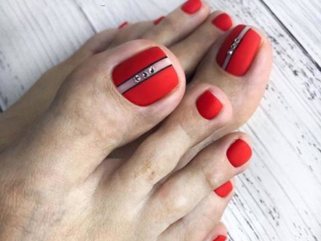 Яскравий літній педикюр 2020 року:модні тренди та новинки (102 фото) Яскравий літній педикюр 2020 року:модні тренди та новинки (102 фото)