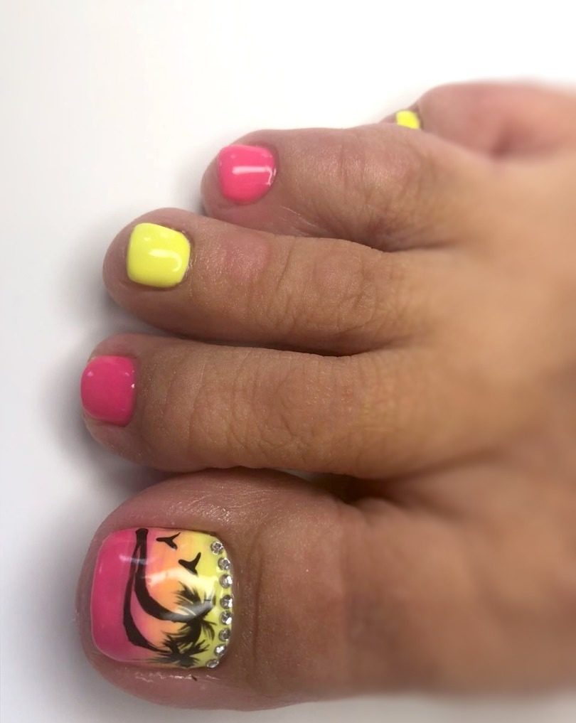 Яскравий літній педикюр 2020 року:модні тренди та новинки (102 фото) Яскравий літній педикюр 2020 року:модні тренди та новинки (102 фото)