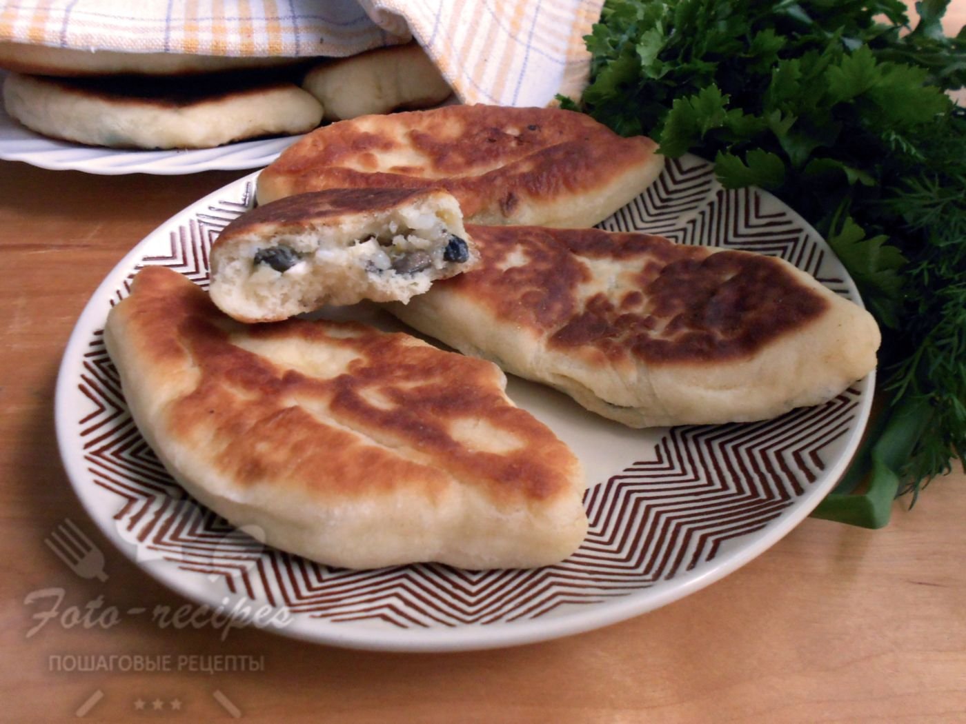 Дріжджові пиріжки з рибою, рисом і грибами на сковороже   фото рецепт