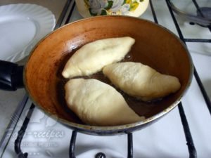 Дріжджові пиріжки з рибою, рисом і грибами на сковороже   фото рецепт