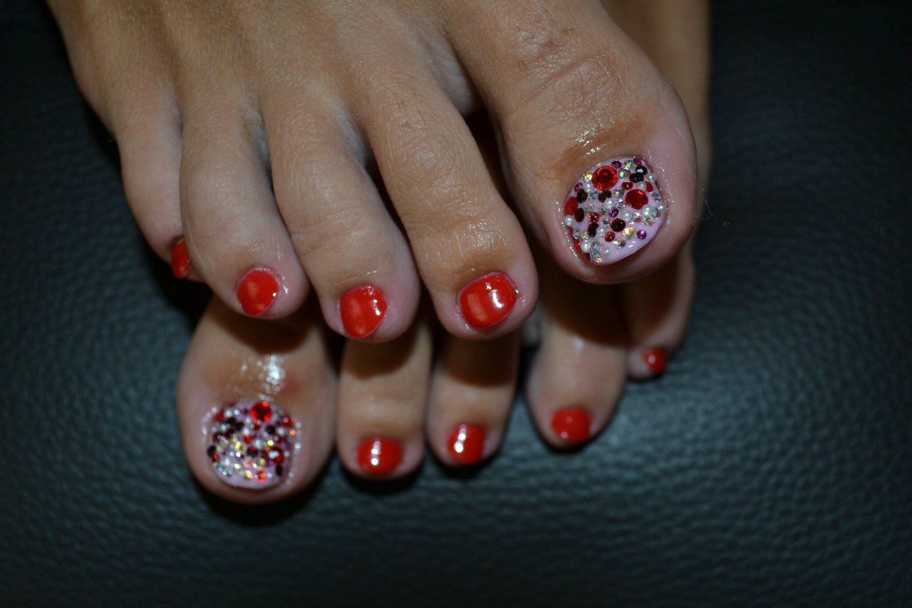 Яскравий літній педикюр 2020 року:модні тренди та новинки (102 фото) Яскравий літній педикюр 2020 року:модні тренди та новинки (102 фото)