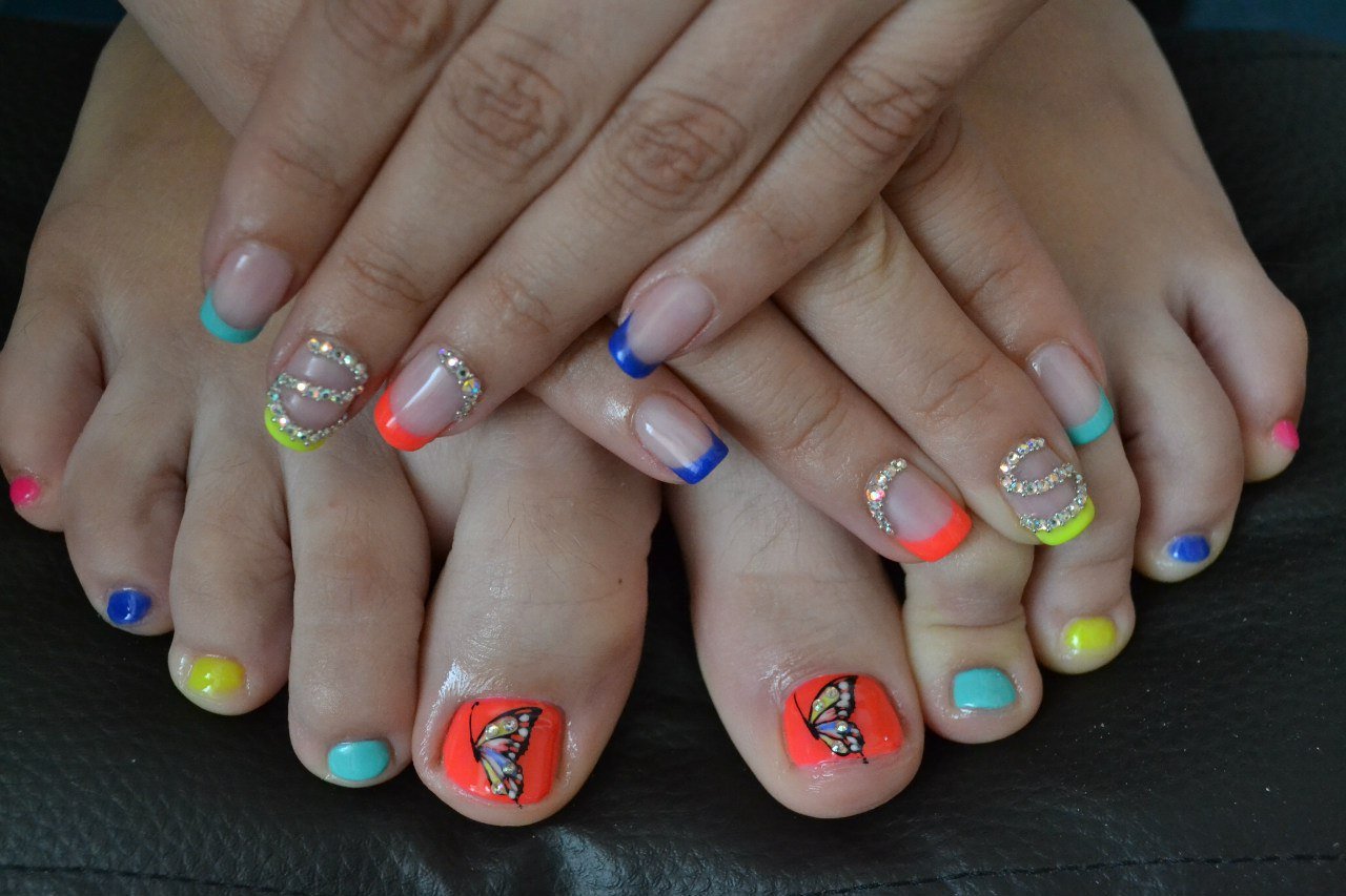 Яскравий літній педикюр 2020 року:модні тренди та новинки (102 фото) Яскравий літній педикюр 2020 року:модні тренди та новинки (102 фото)