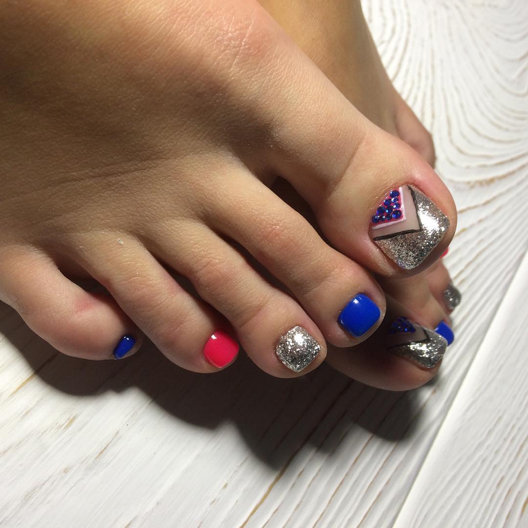 Яскравий літній педикюр 2020 року:модні тренди та новинки (102 фото) Яскравий літній педикюр 2020 року:модні тренди та новинки (102 фото)