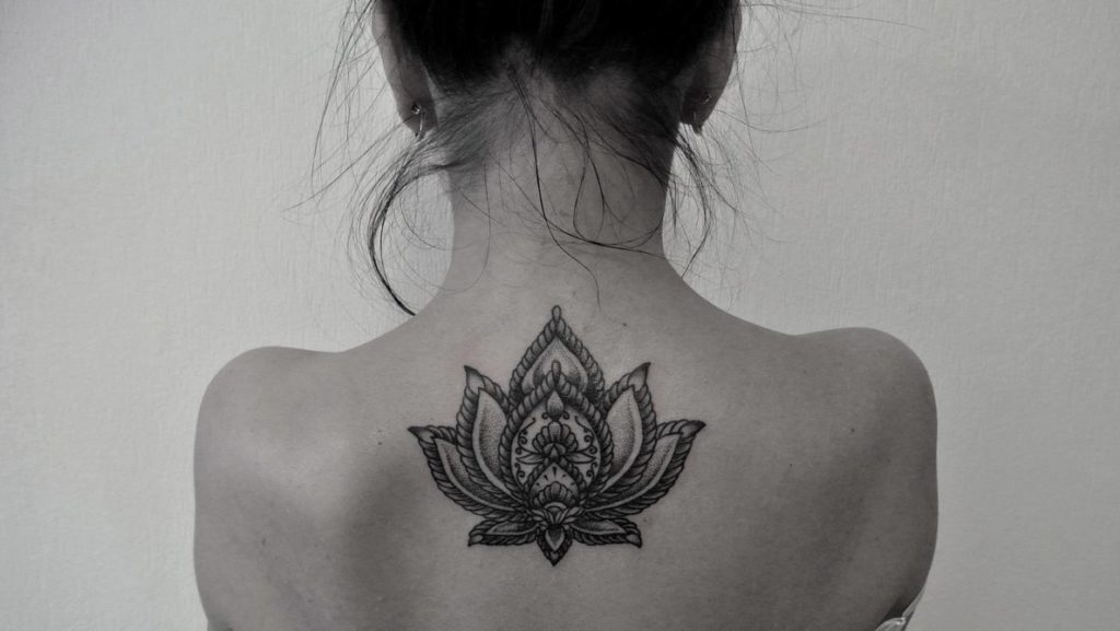 Жіночі тату в чорно білому варіанті кращі ідеї! (68 фото) Жіночі тату в чорно білому варіанті кращі ідеї! (68 фото)