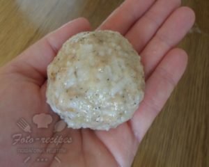 Як приготувати тефтелі з фаршу з рисом на сковороді