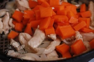 Овочеве рагу з куркою і капустою на сковороді   фото рецепт