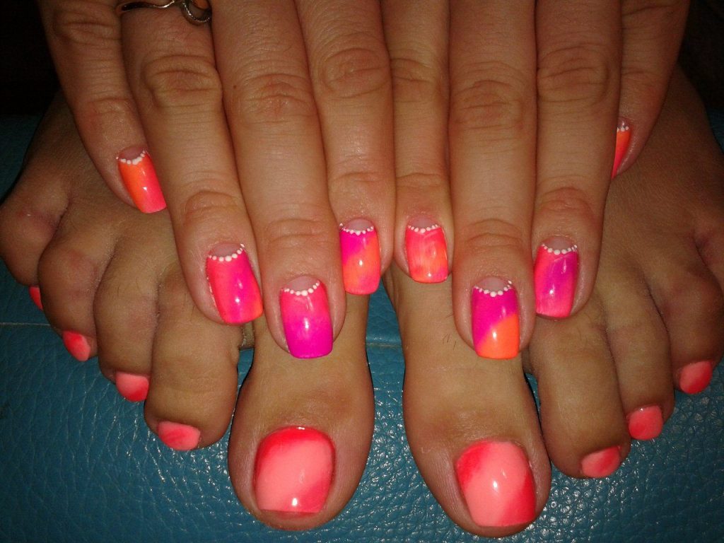 Яскравий літній педикюр 2020 року:модні тренди та новинки (102 фото) Яскравий літній педикюр 2020 року:модні тренди та новинки (102 фото)