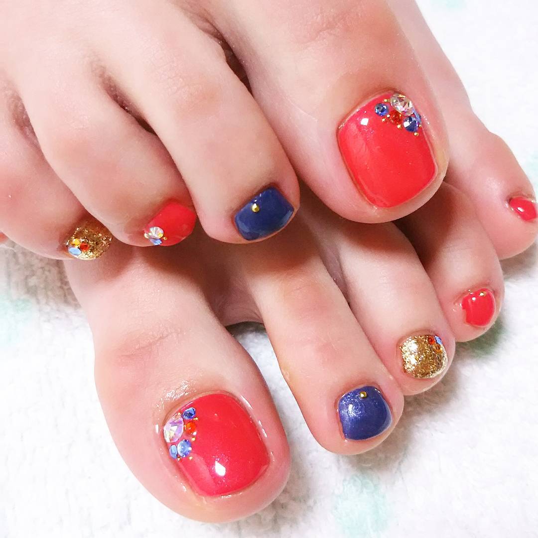Яскравий літній педикюр 2020 року:модні тренди та новинки (102 фото) Яскравий літній педикюр 2020 року:модні тренди та новинки (102 фото)