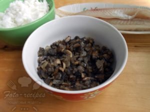 Дріжджові пиріжки з рибою, рисом і грибами на сковороже   фото рецепт
