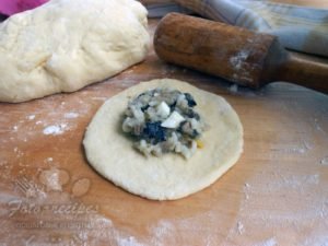 Дріжджові пиріжки з рибою, рисом і грибами на сковороже   фото рецепт