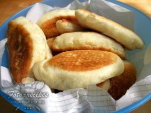 Рецепт смажених пиріжків з капустою і грибами на сковорідці
