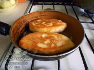 Рецепт смажених пиріжків з капустою і грибами на сковорідці