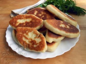 Дріжджові пиріжки з рибою, рисом і грибами на сковороже   фото рецепт