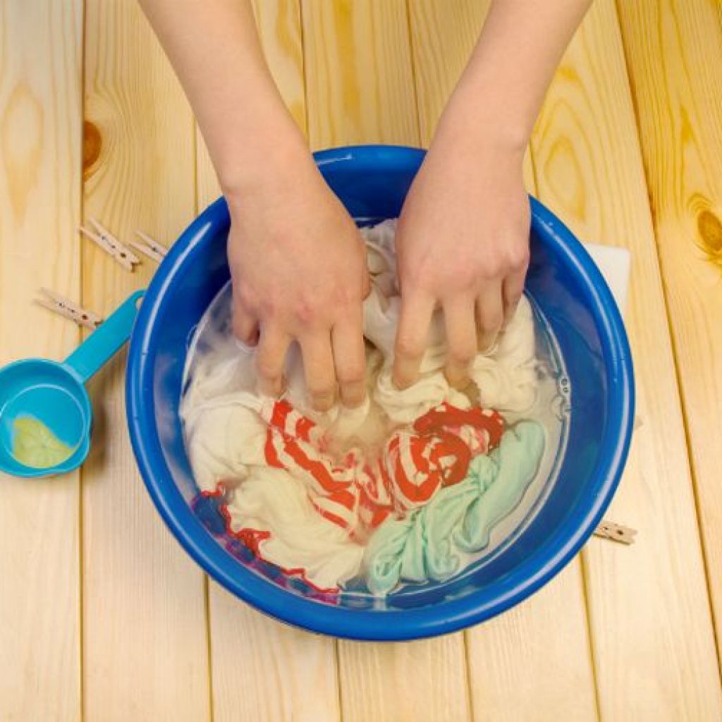 Як і чим прати речі новонароджених