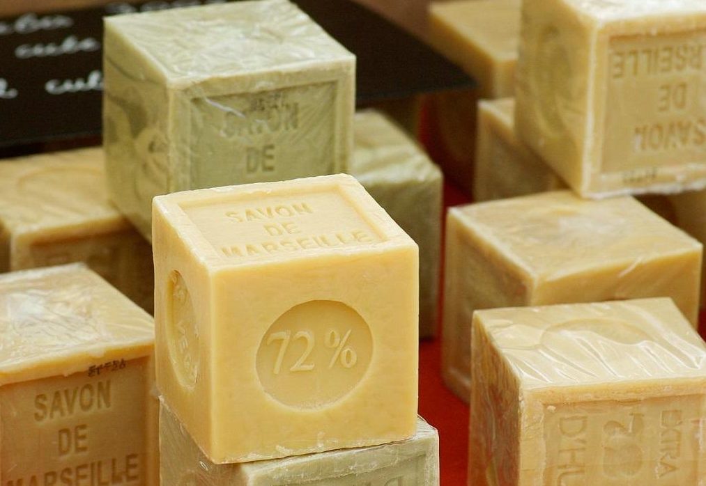 Як і чим прати речі новонароджених