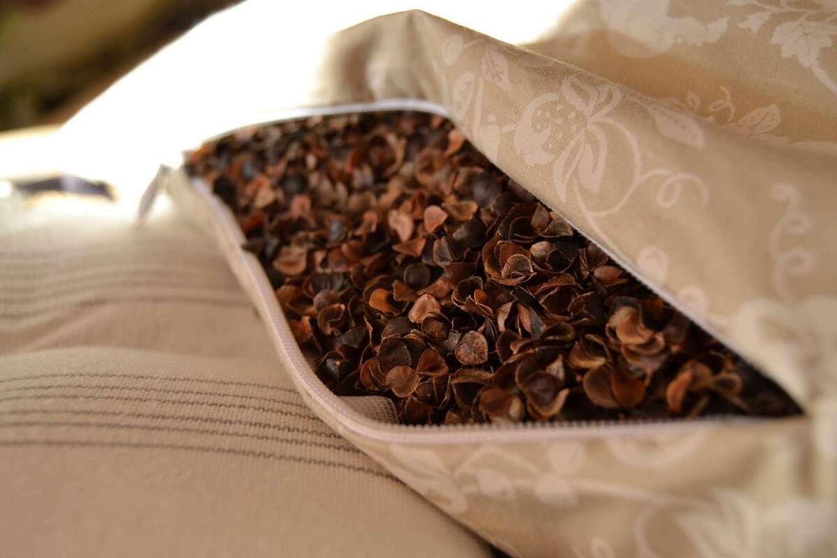 Як доглядати і прати ортопедичні подушки