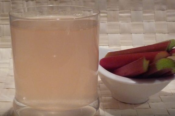 Ревінь   користь для організму, плюси і мінуси продукту, а також смачні рецепти