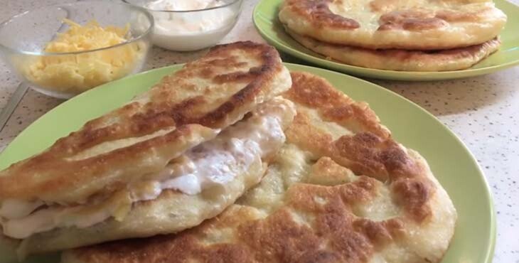 Коржі на сковороді замість хліба — швидкі і смачні рецепти