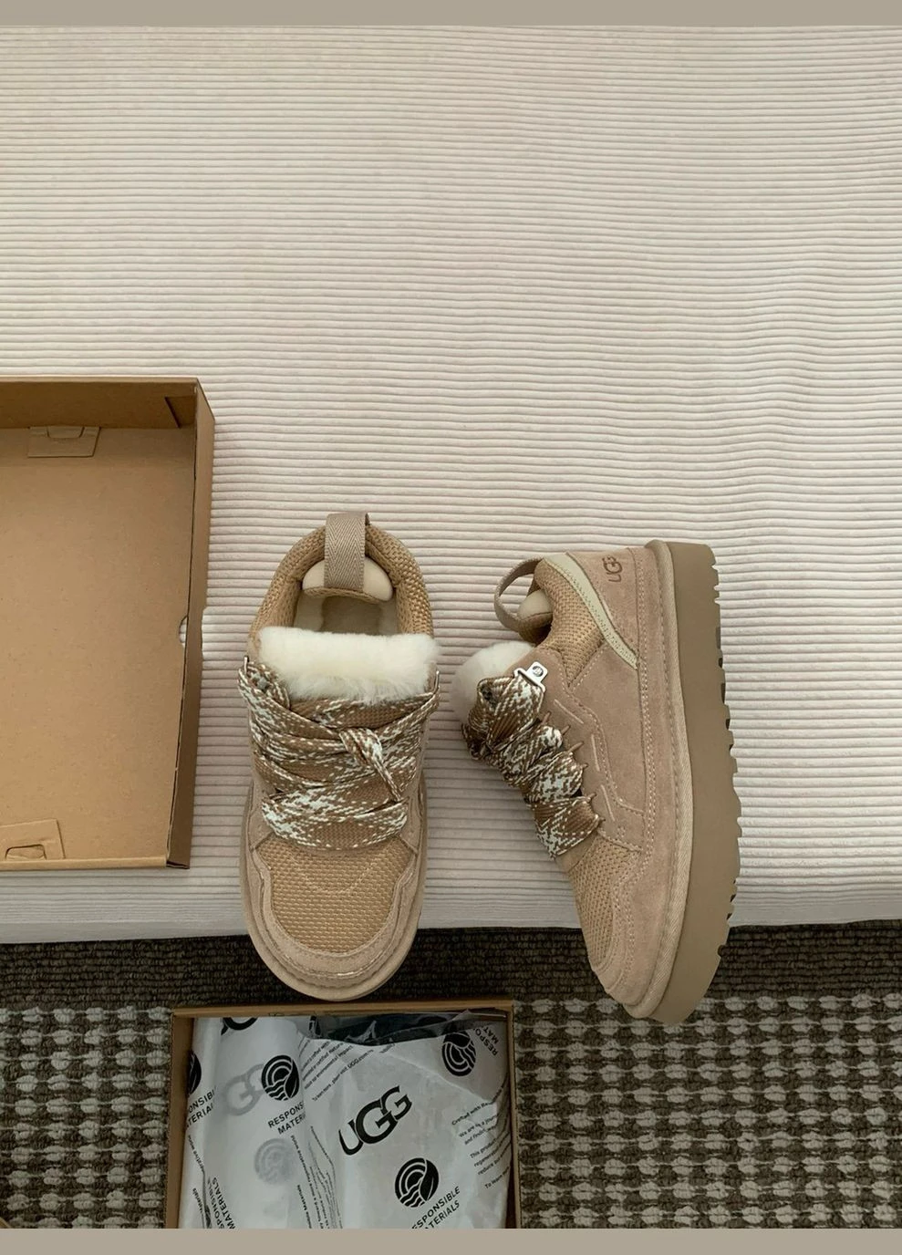 уггі кросівки у трендовому пісочному кольорі